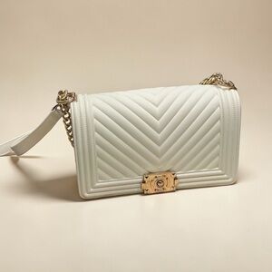 CLASSIC MODERN V LINES LOOK JELLY SMOOTH CROSSBODY BAG